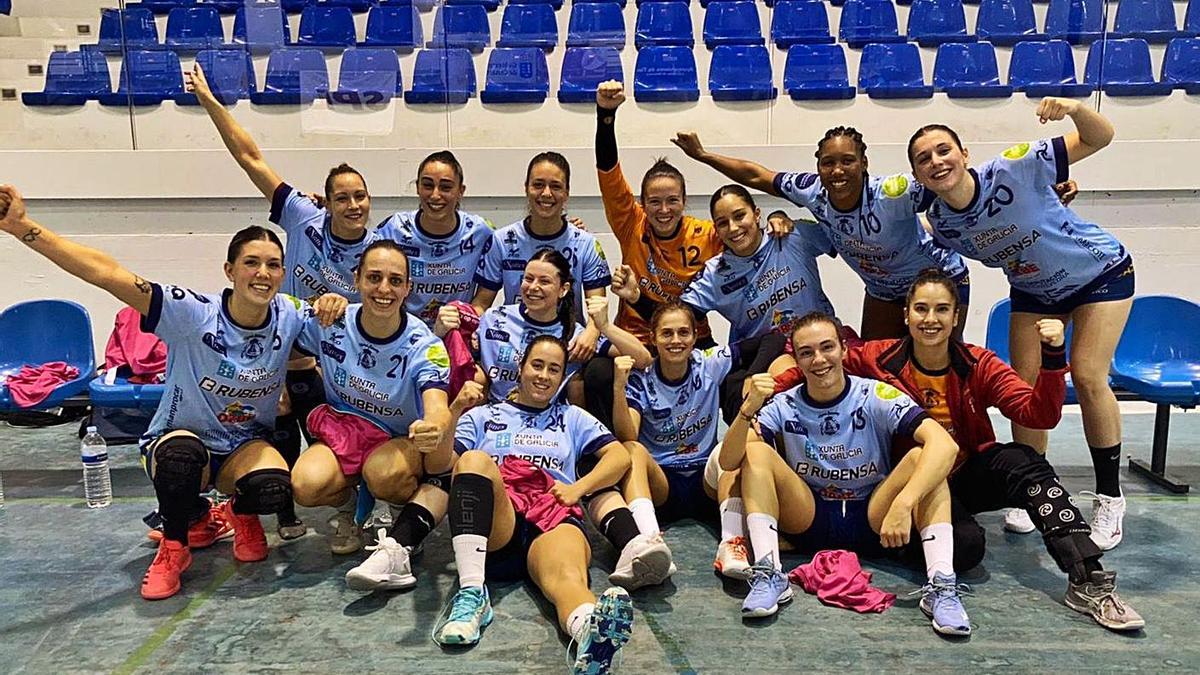 Las jugadoras del Porriño celebran la victoria de ayer. // BMPORRIÑO