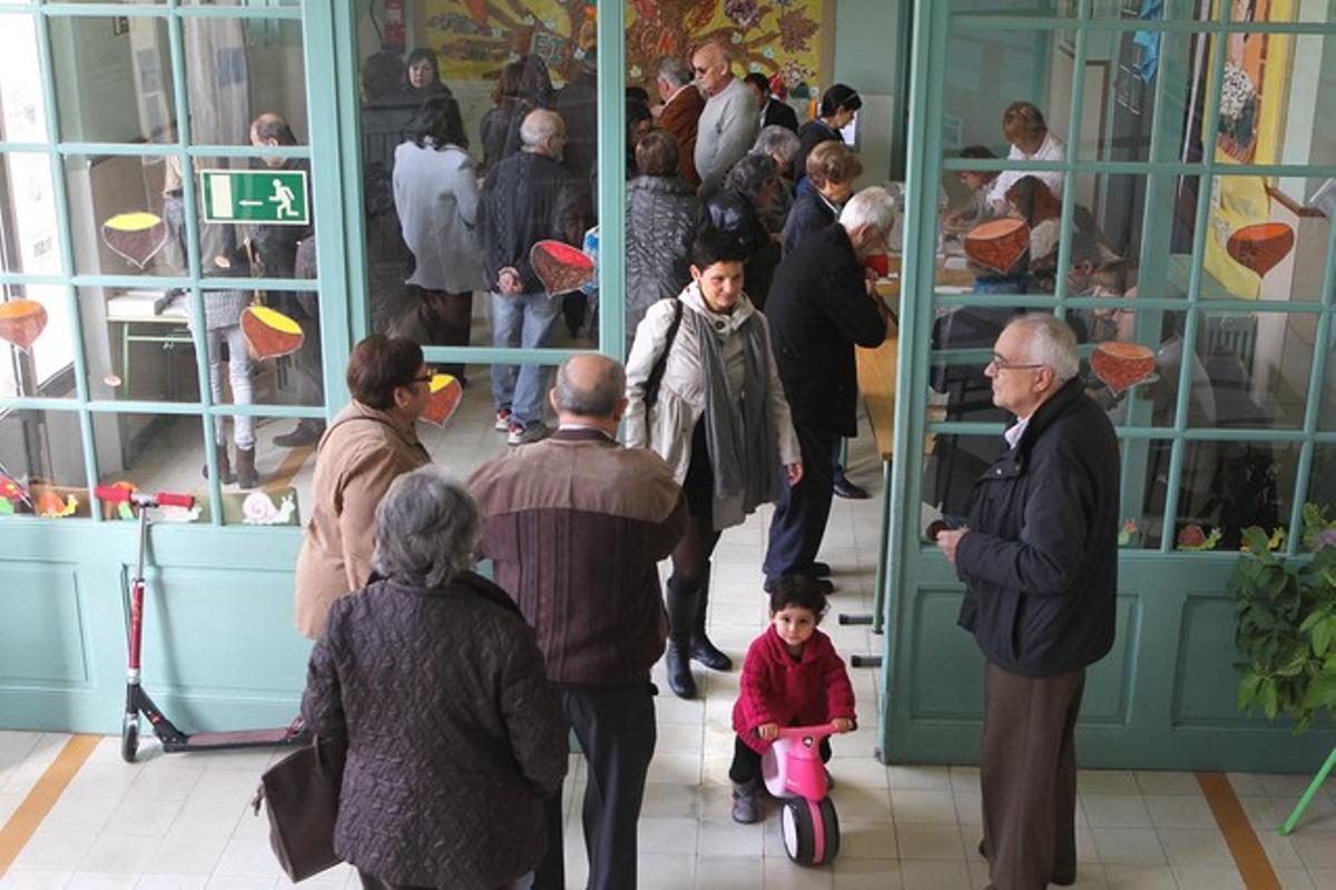 Electores acuden a votar en Figueres.