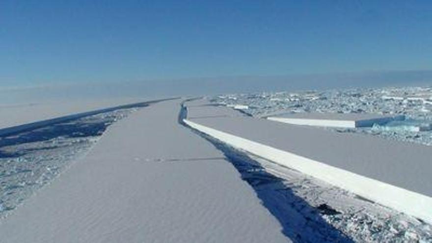 Un enorme bloque de hielo desprendido de la Antártida.