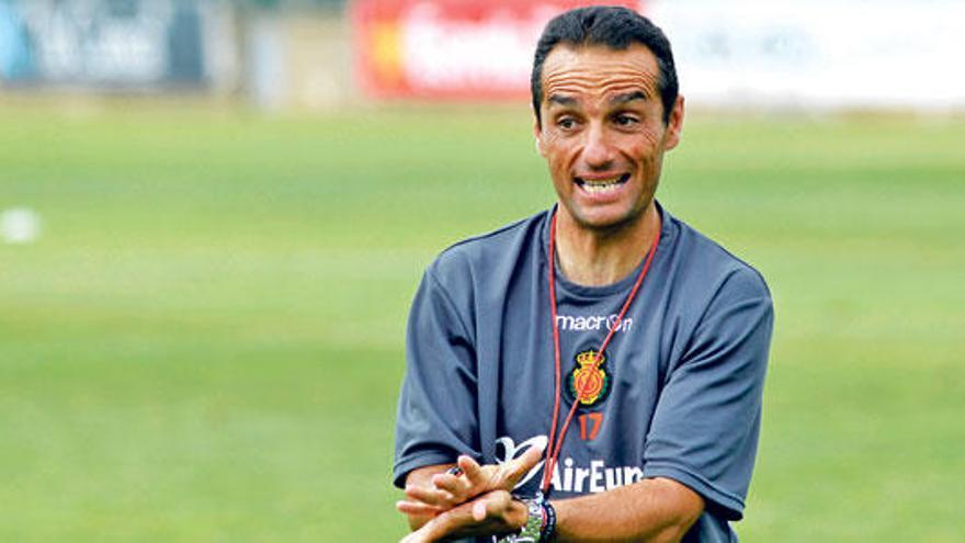 El entrenador del Mallorca da instrucciones ayer en la sesión realizada en Son Bibiloni.