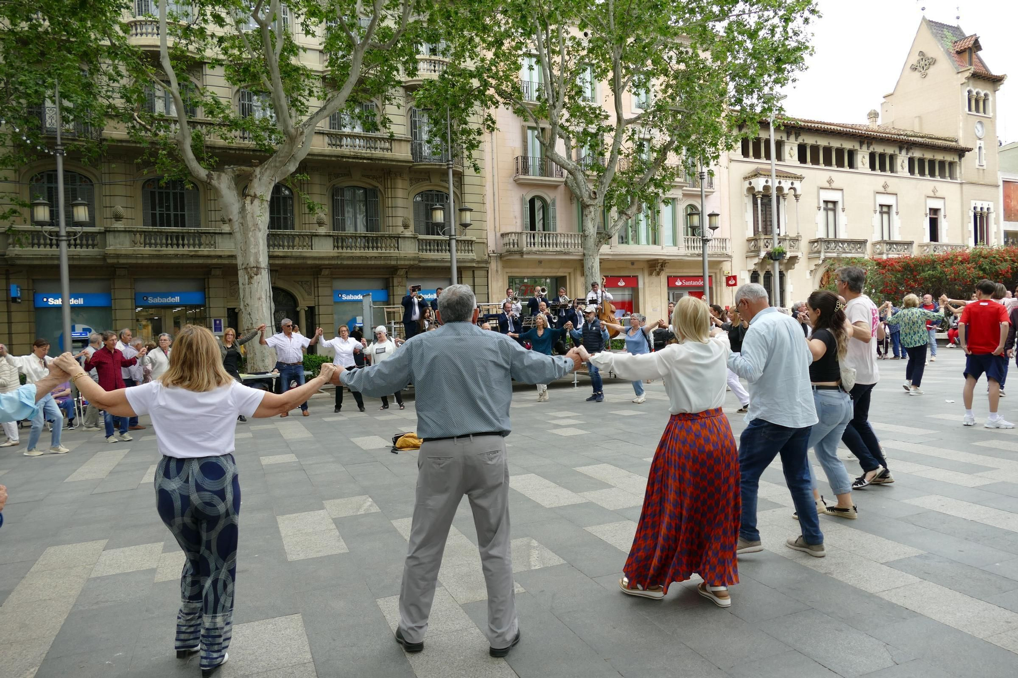 Les sardanes omplen la Rambla de Figueres amb la Cobla Selvatana