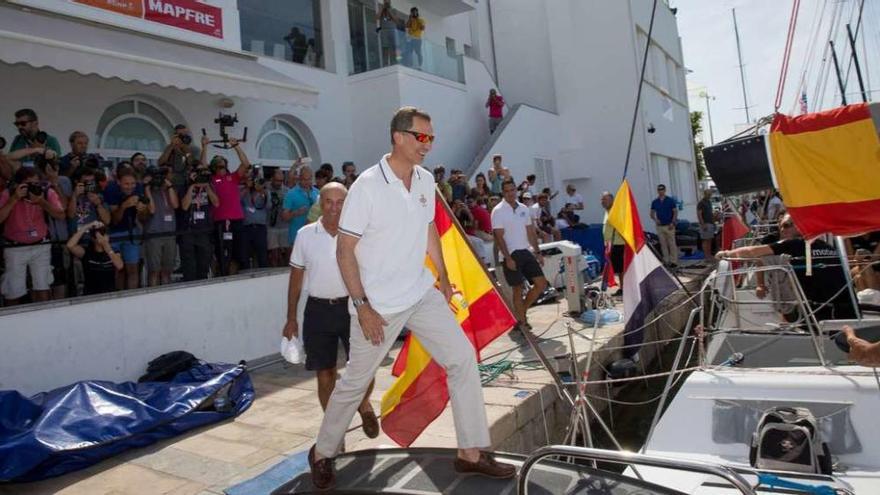 Un instante de la visita de El Rey Felipe VI a las tripulaciones participantes en la Copa del Rey. // María Muíña