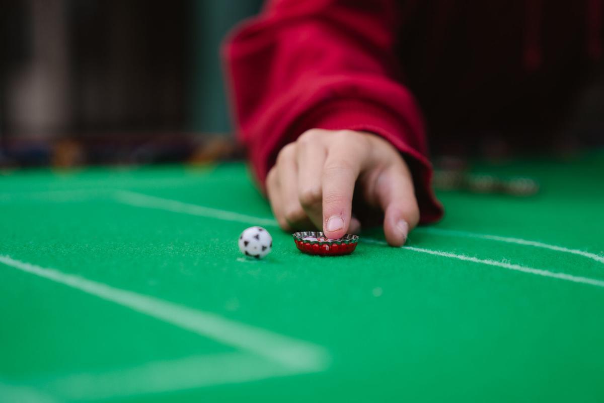 Niños juegan al fútbol chapa en el Colegio Claret de Madrid.