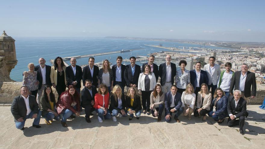 El PP elige el Castillo de Santa Bárbara para fotografiar su candidatura de Alicante