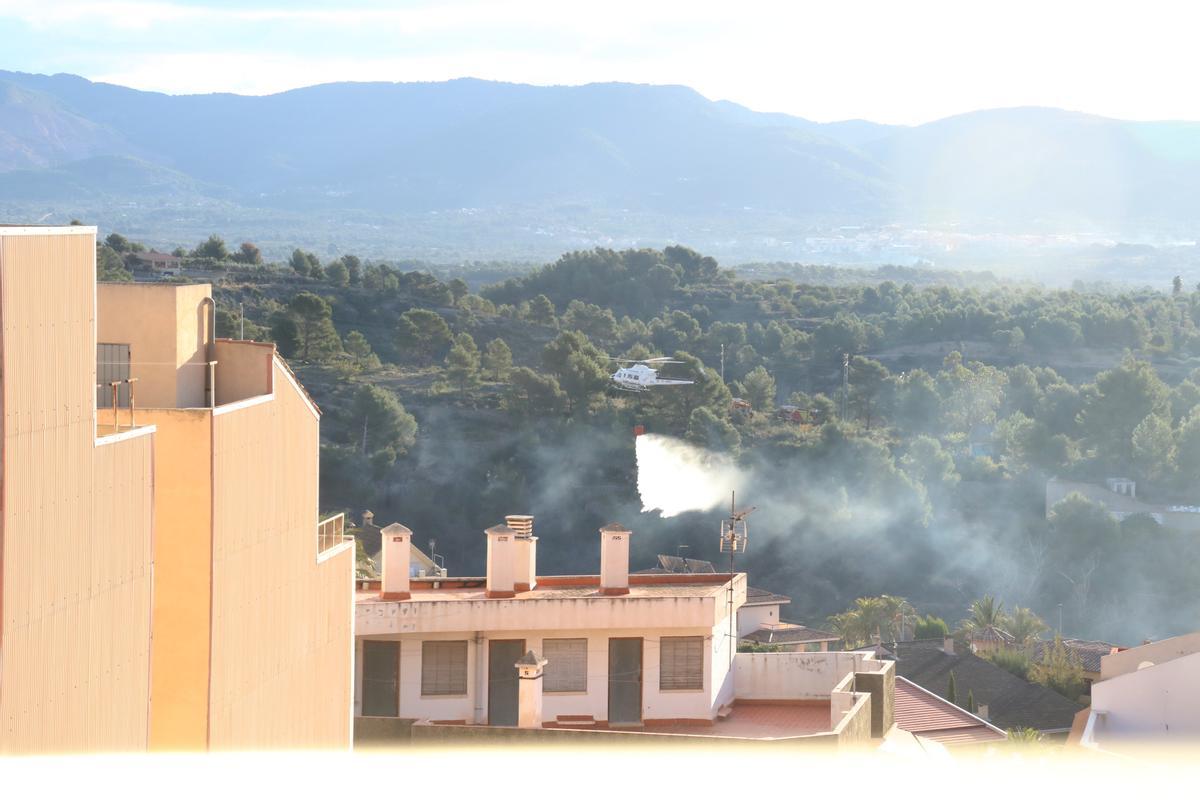 Un helicóptero ha refrescado la zona tras darse por controlado el incendio