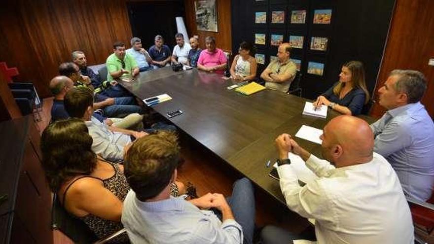 El PP local se reunió ayer con los sindicatos del Concello. // G. S.