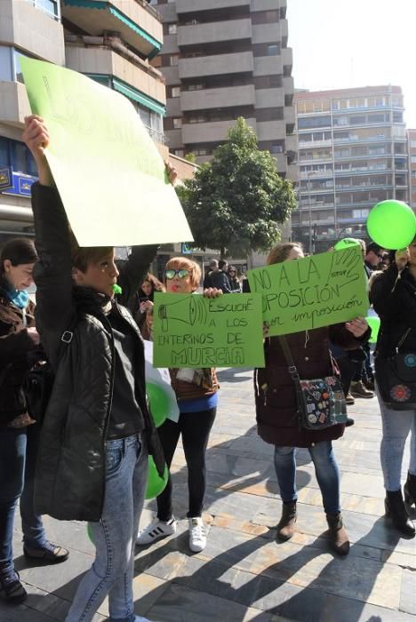 Los interinos de Educación protestan por las oposi