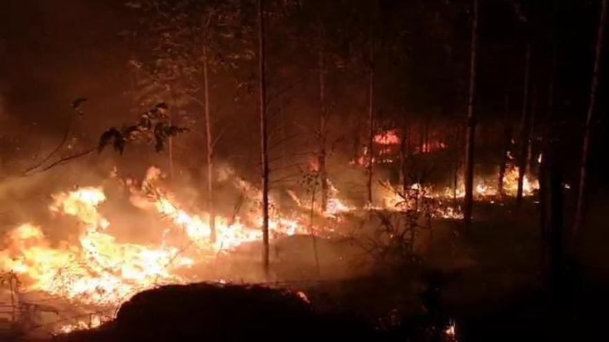 El interior de la comarca de Pontevedra vive una noche intensa de incendios