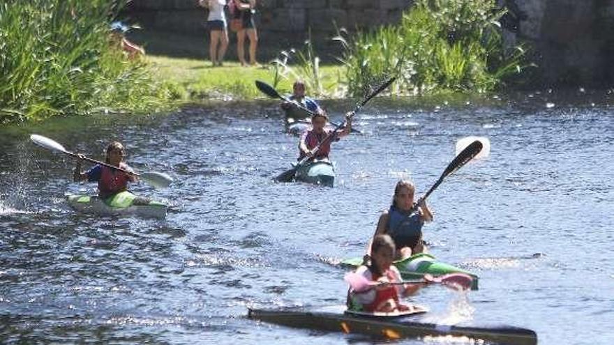 Un grupo de palistas en el río Arnoia, a su paso por Allariz. // I.Osorio