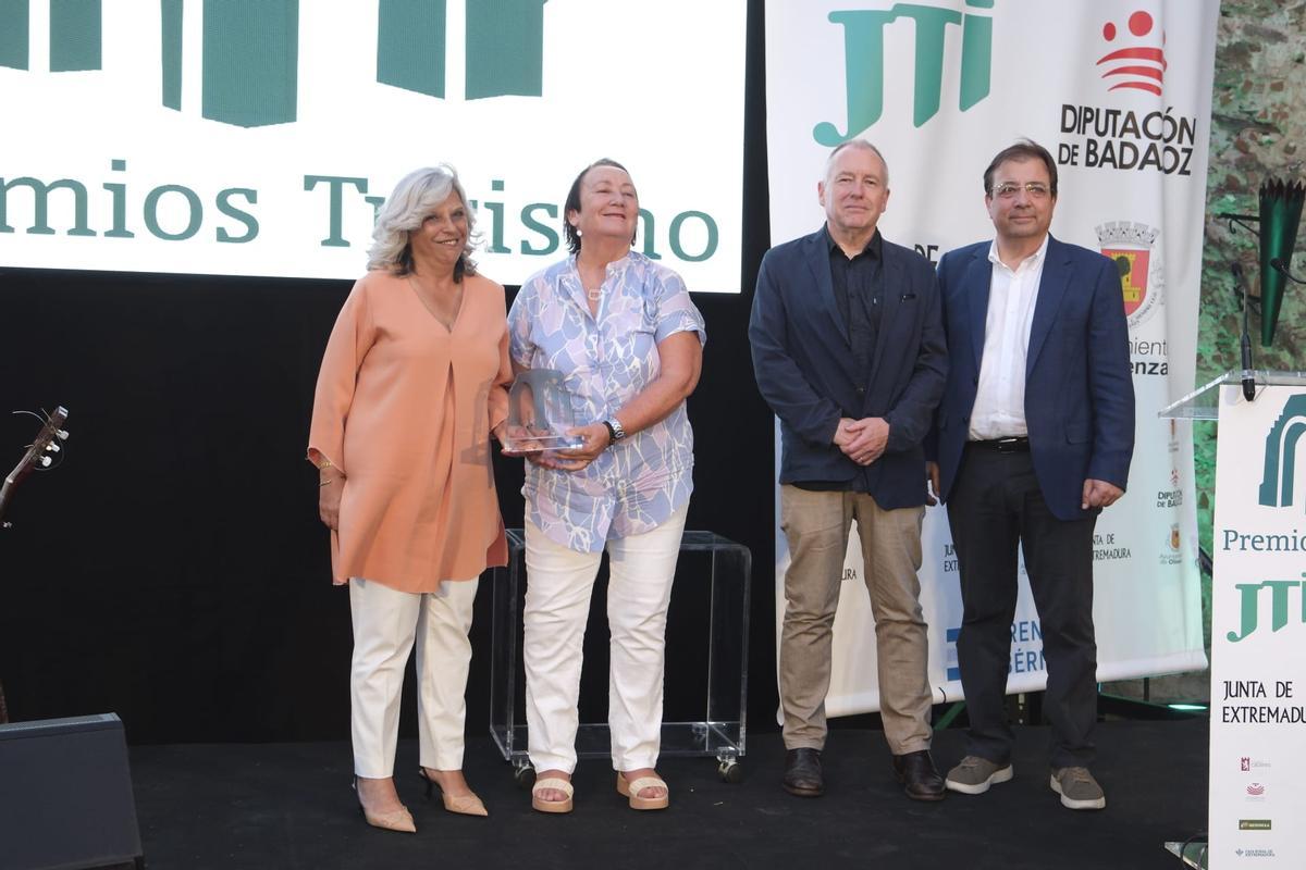 Daniela Dévora, directora de Womad y Silvia González, directora del Gran Teatro, junto con el director del Womad internacional Chris Smith y el presidente de la Junta de Extremadura, Guillermo Fernández Vara