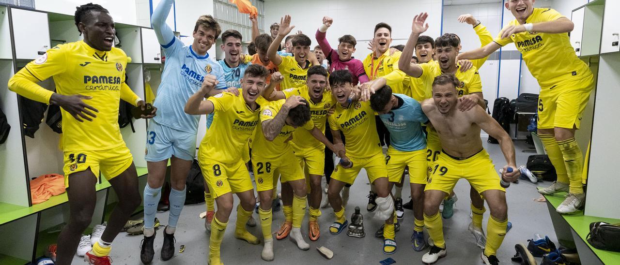 Los jugadores del Villarreal B celebran el pase a la gran final.
