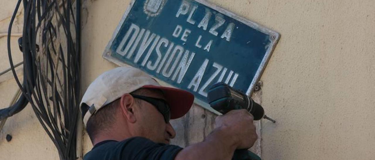 Cambio de una placa en una plaza de Alicante