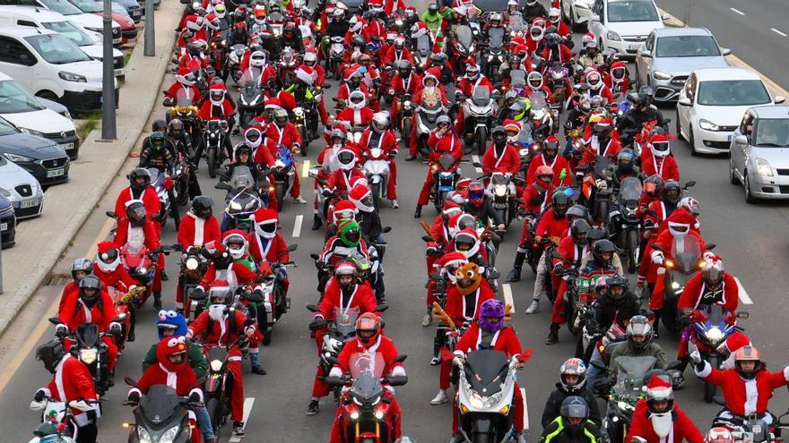 Una 'Papanoelada' motera recorre las calles de València