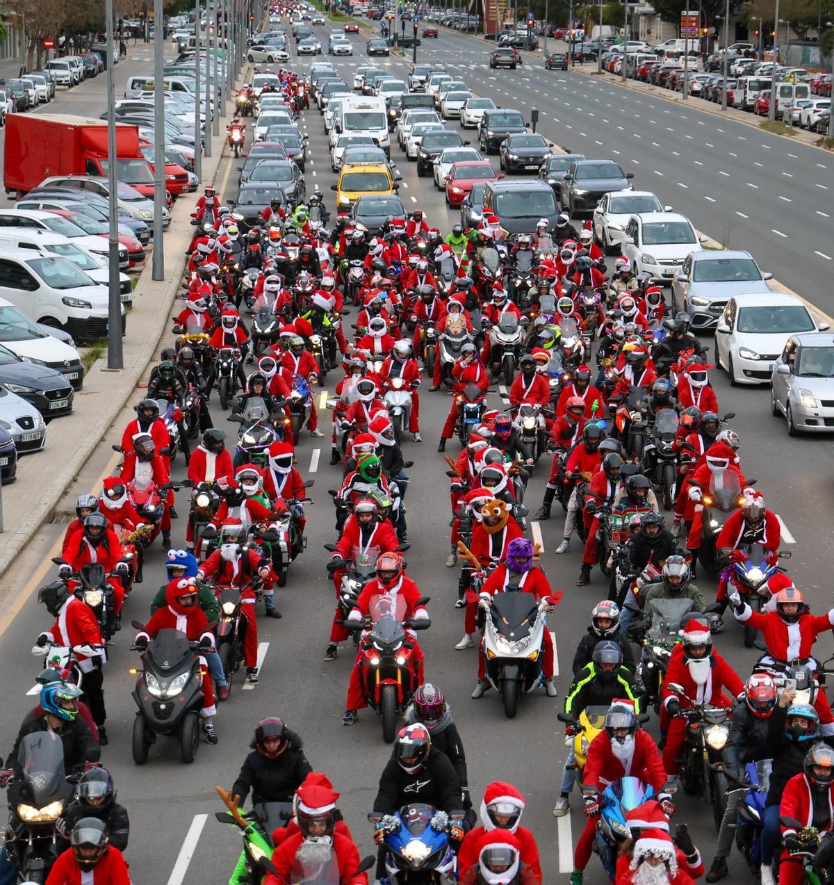 'Papanoelada' motera recorre las calles de València