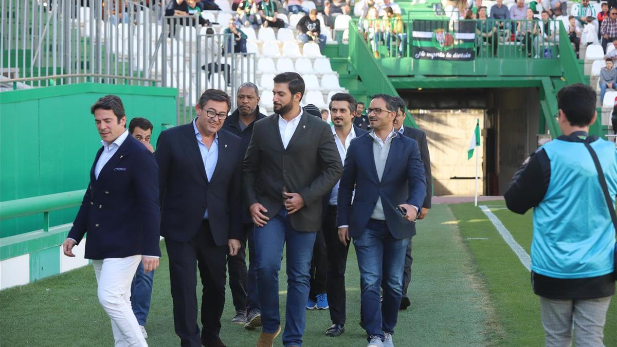 Los presidentes del Córdoba CF, junto al consejero delegado y otros consejeros, en El Arcángel.