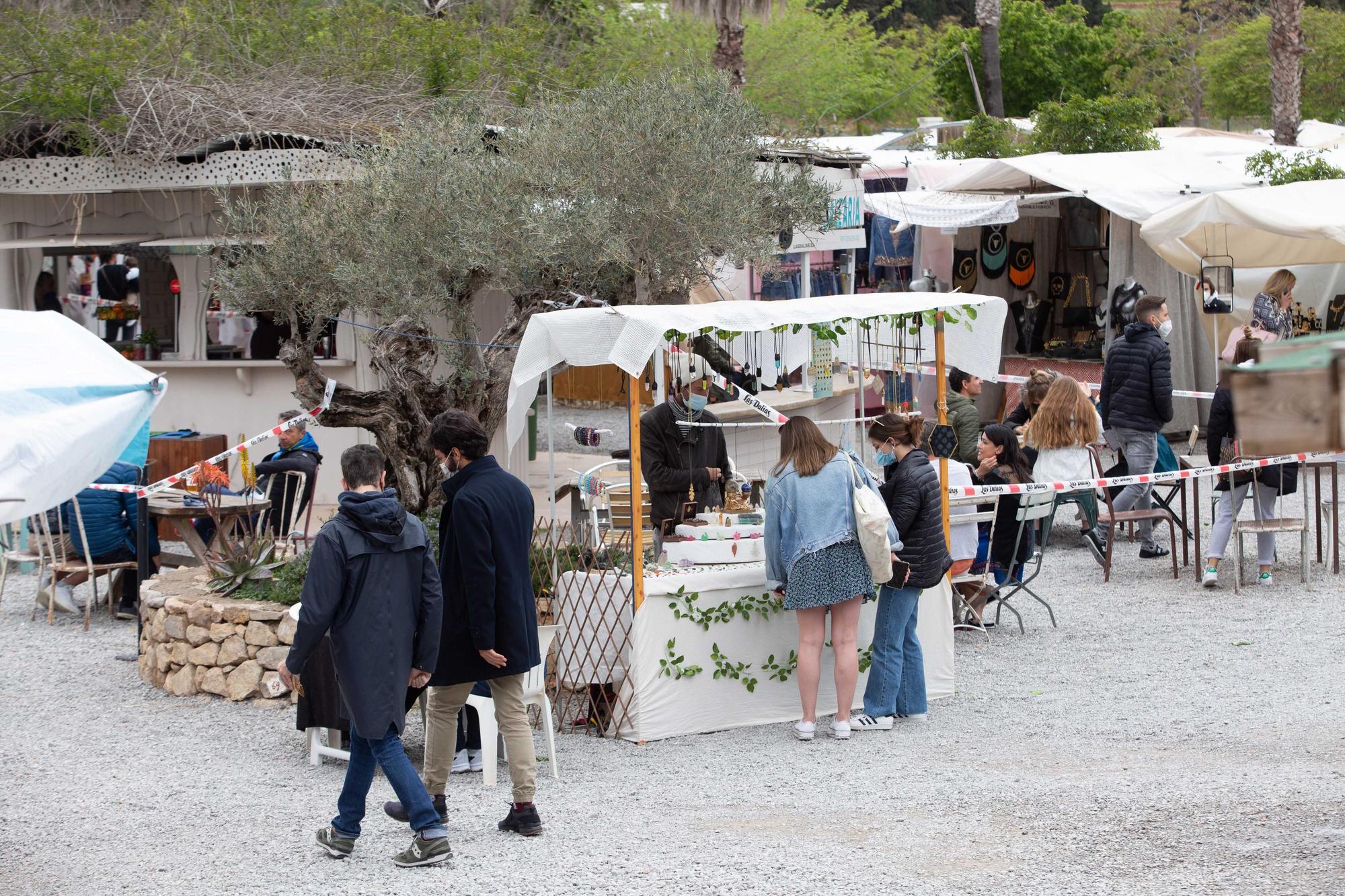 El mercadillo Las Dalias sale de su letargo