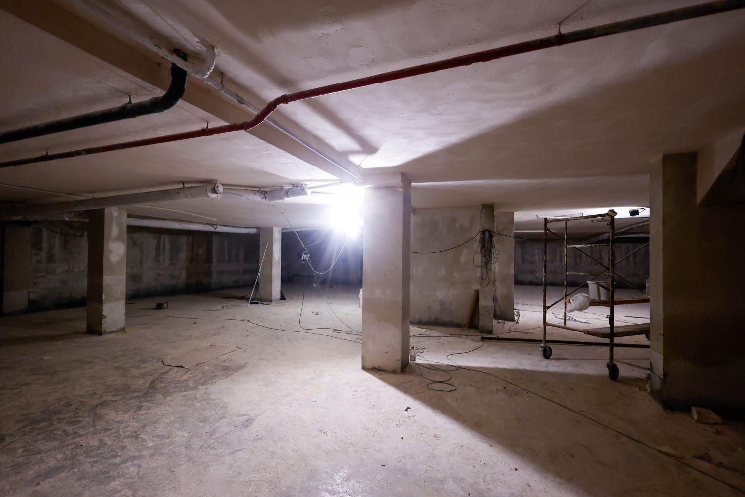 Vecinos de Albal denuncian que el edificio sigue igual 10 meses después