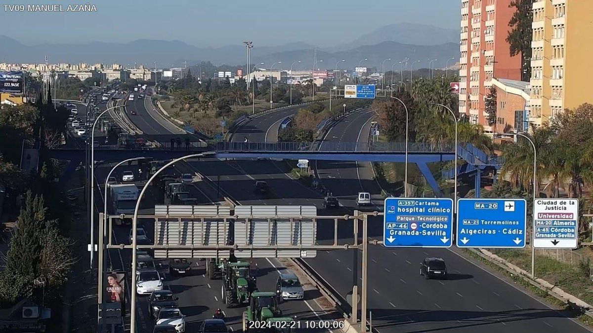 Los tractores, entrando a la avenida de Andalucía desde la autovía del Guadalhorce