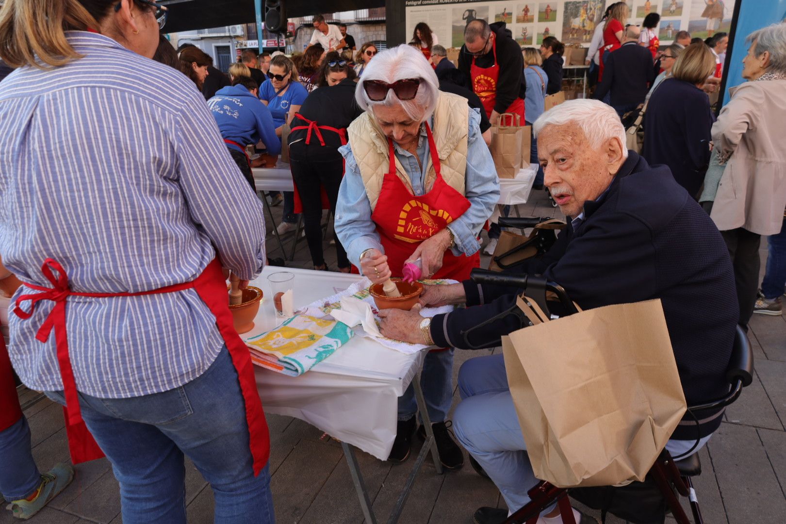 FOTOGALERÍA I Las imágenes de la Nit de la Xulla y del encuentro de elaboración de allioli de las fiestas de Vila-real