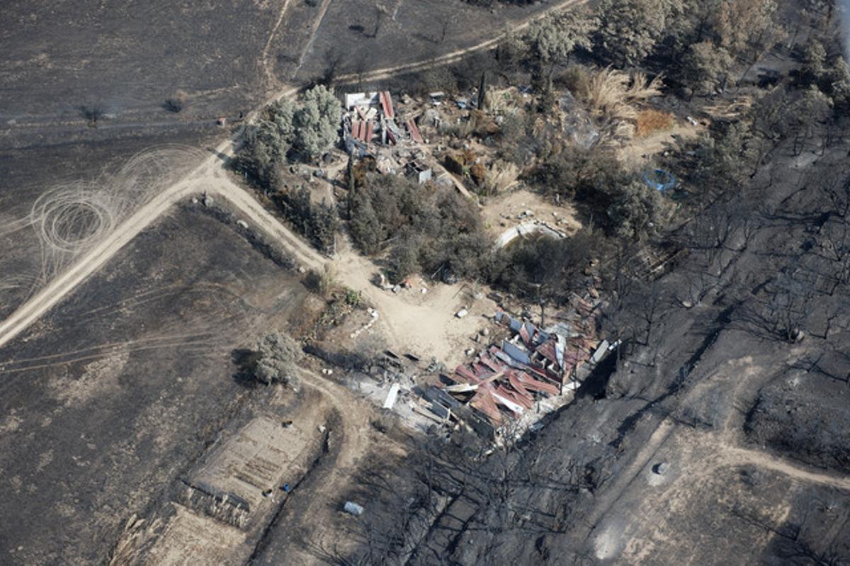 Una granja arrasada pel foc a la zona de Capmany