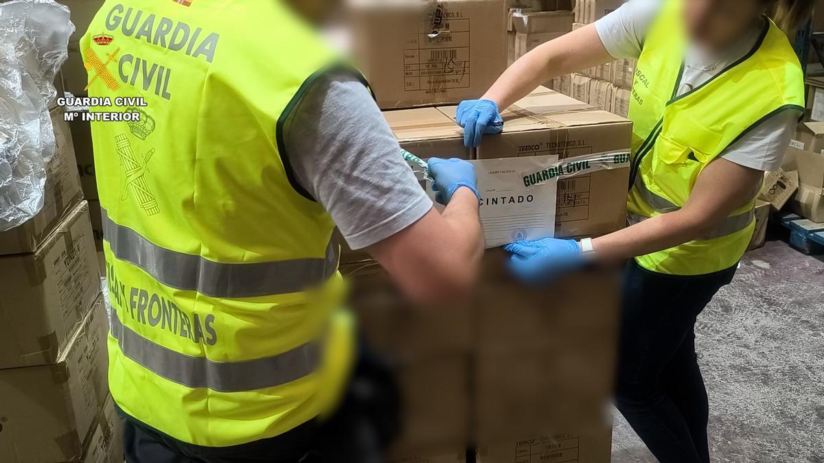 Material decomisado por la Guardia Civil en uno de los almacenes.