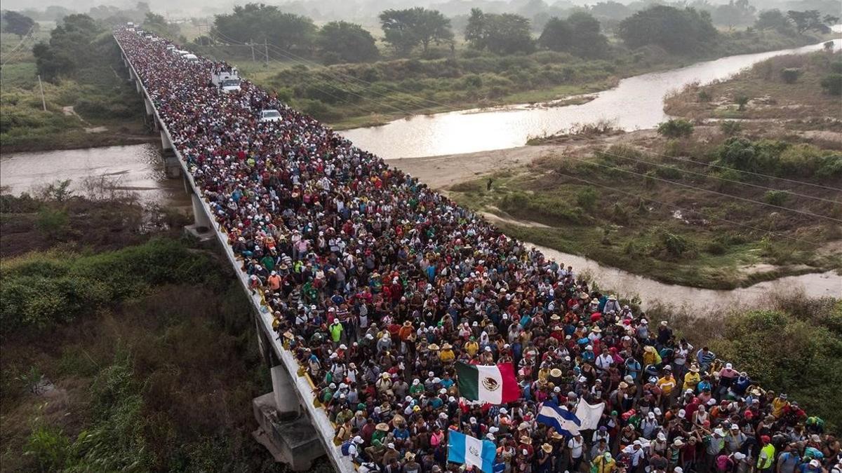 Emigrantes hondureños que se dirigen en caravana a Estados Unidos, a la salida de San Pedro Tapanatepec en el sur de Méjico.