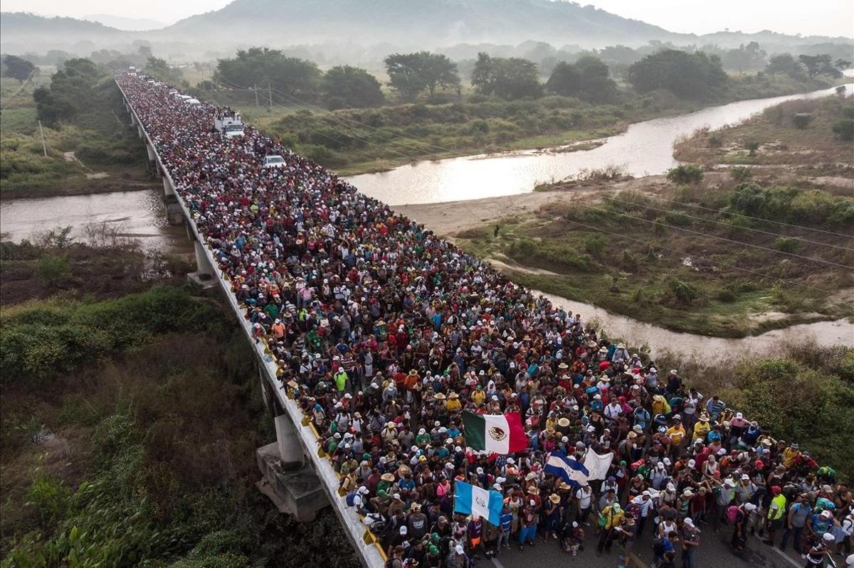 Emigrantes hondureños que se dirigen en caravana a Estados Unidos, a la salida de San Pedro Tapanatepec en el sur de Méjico.