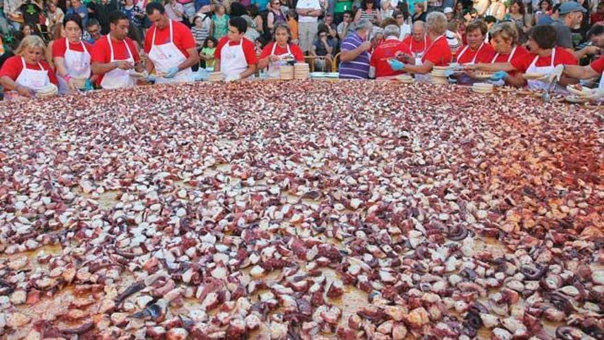 Récord de la tapa de pulpo &#039;á feira&#039; más grande en la pasada edición de la fiesta del pulpo en O Carballiño.