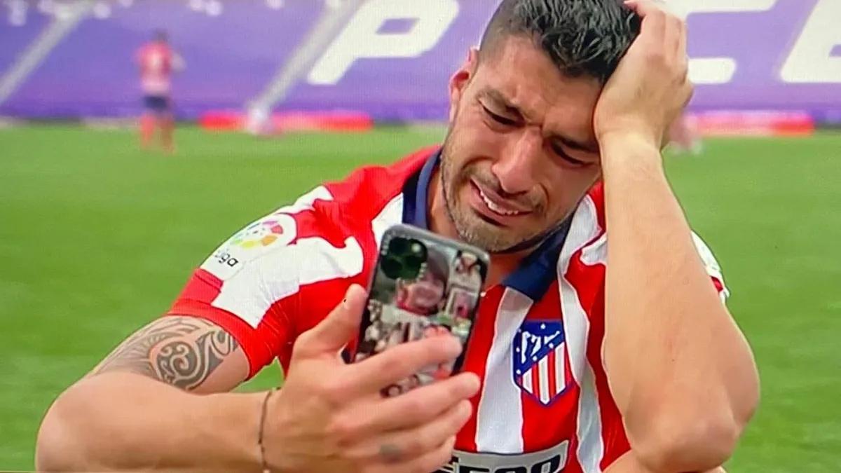 Suárez llora en el césped de Zorrilla mientras habla por videollamada con su familia.