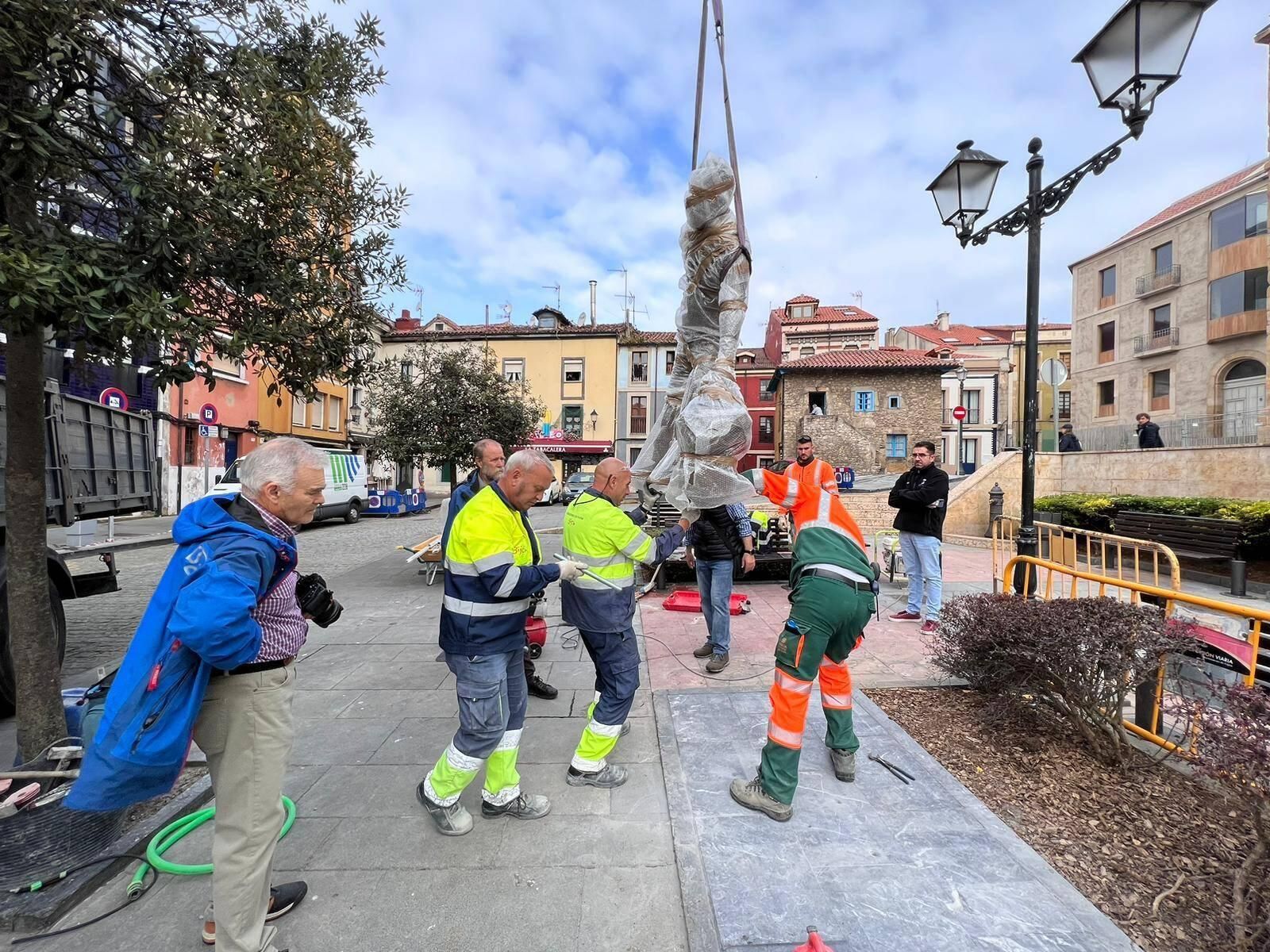 En imágenes: Así fue la instalación de la estatua de Rambal en Cimadevilla