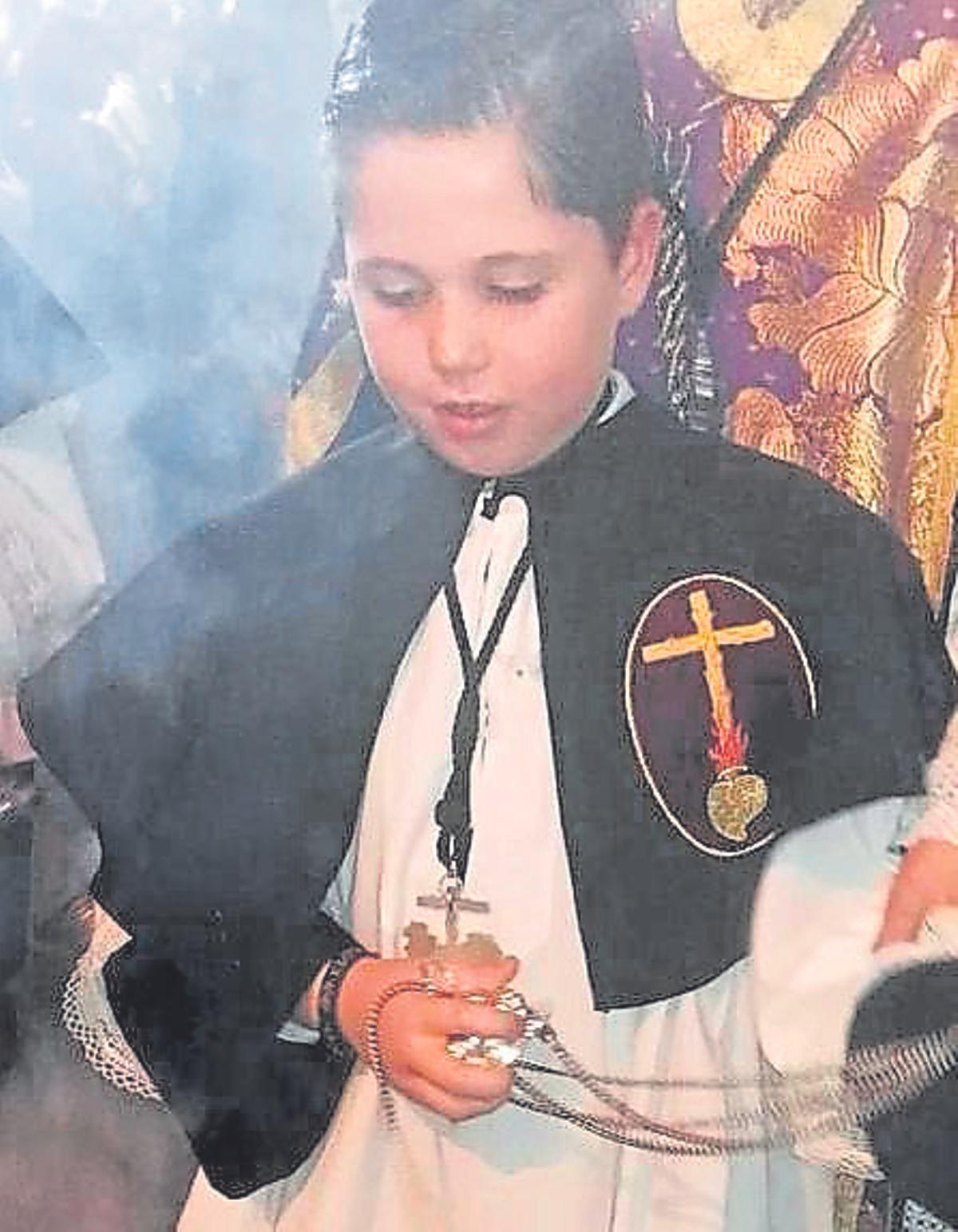 Carlitos sale de monaguillo en la Agonía