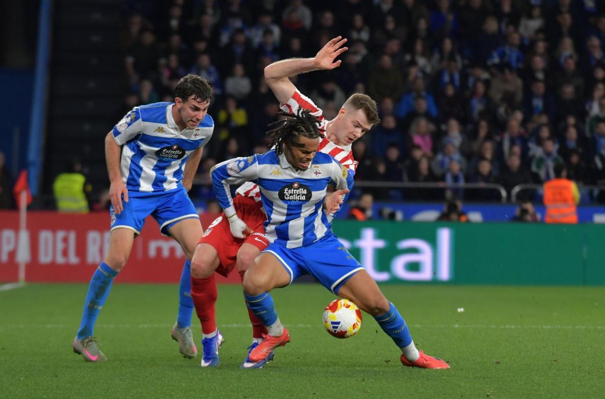 Lucas Noubi protege el balón ante Sorloth en el duelo de Copa del Rey contra el Atlético de Madrid.