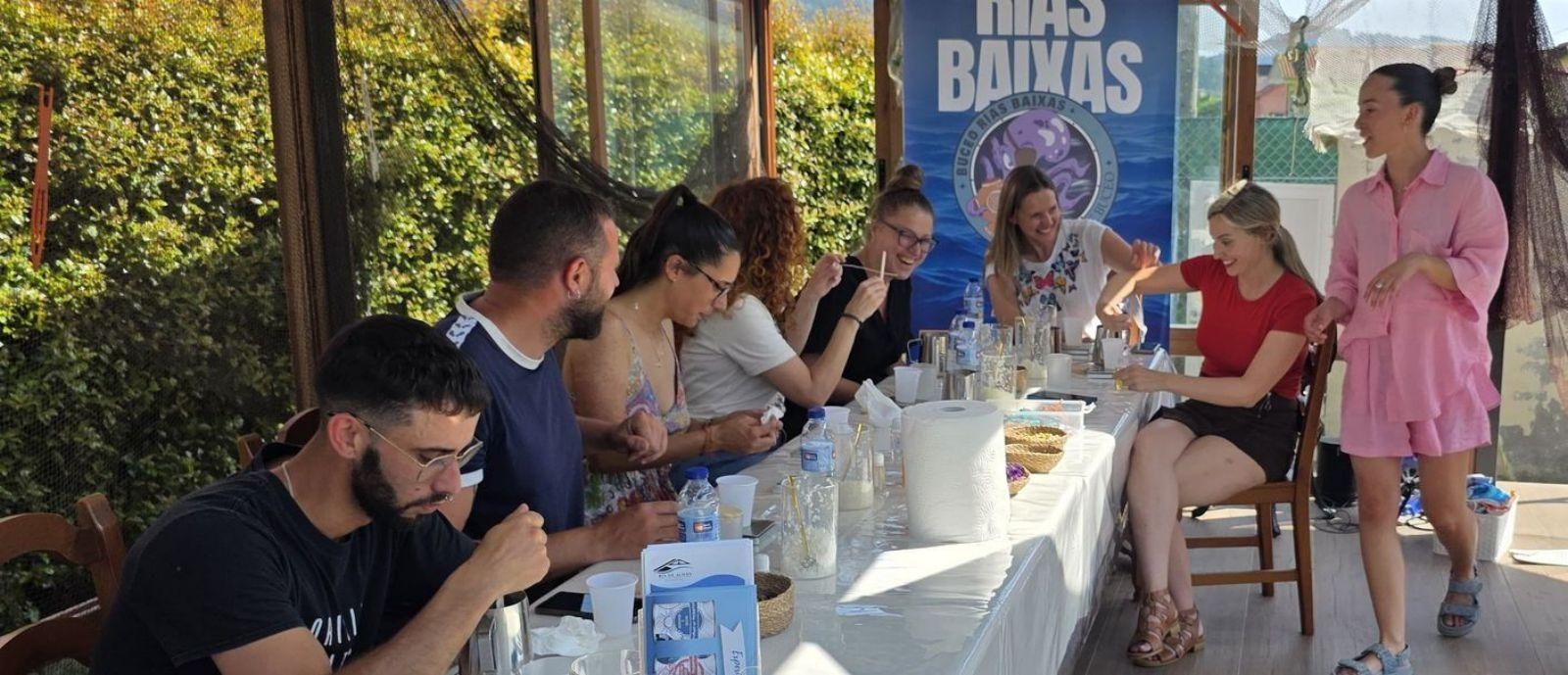 Un momento del taller de economía circular para hacer velas con cabos reciclados, en Aldán. | FdV
