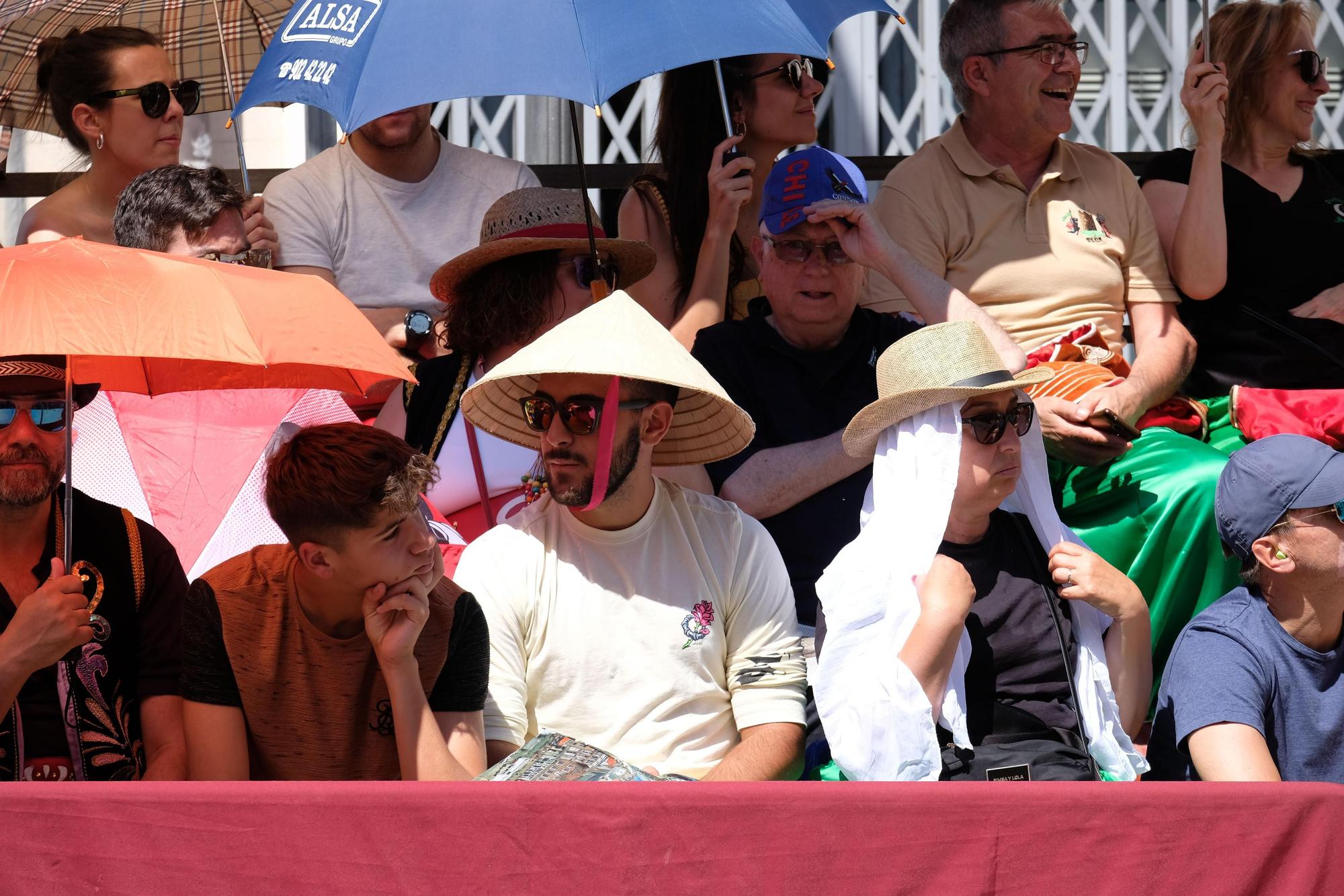 Paraguas, sombreros y gafas de sol, complementos imprescindibles para el público de los Moros y Cristianos.