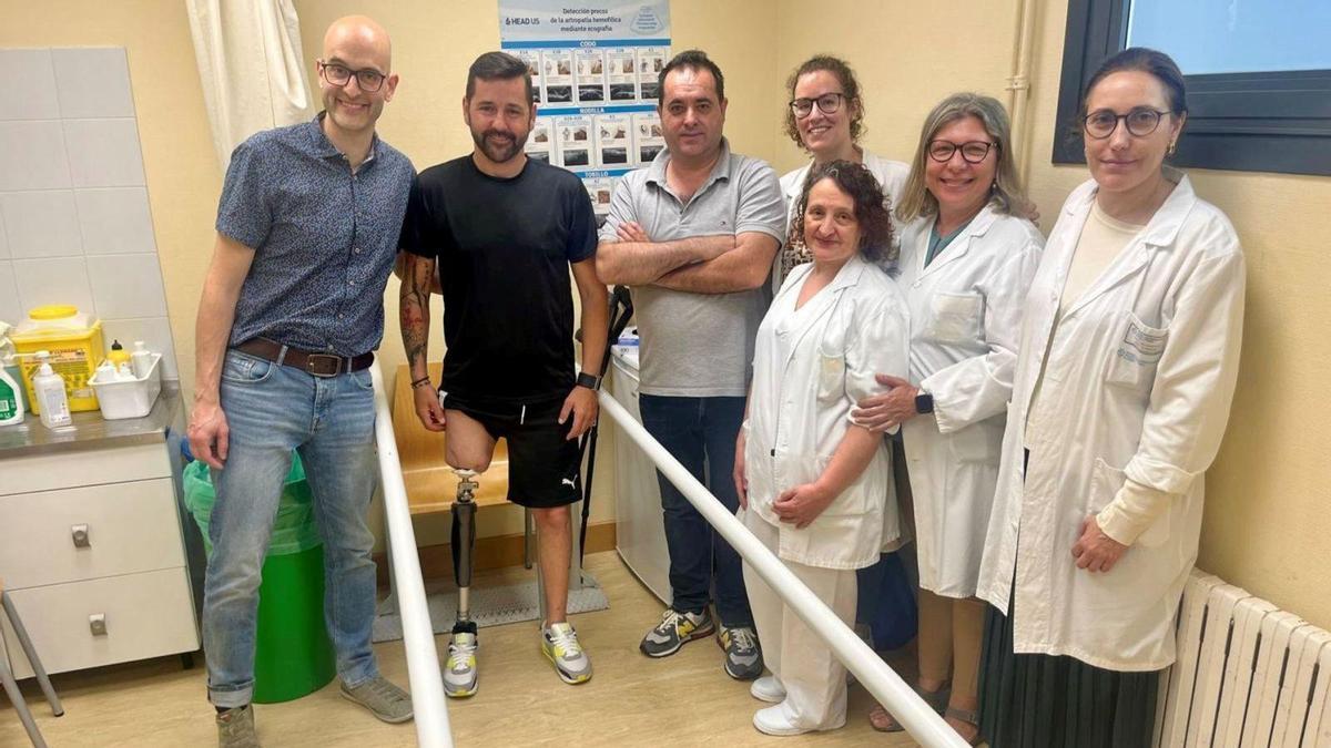 El equipo que realizó el implante, junto al paciente, que ya luce la novedosa prótesis.