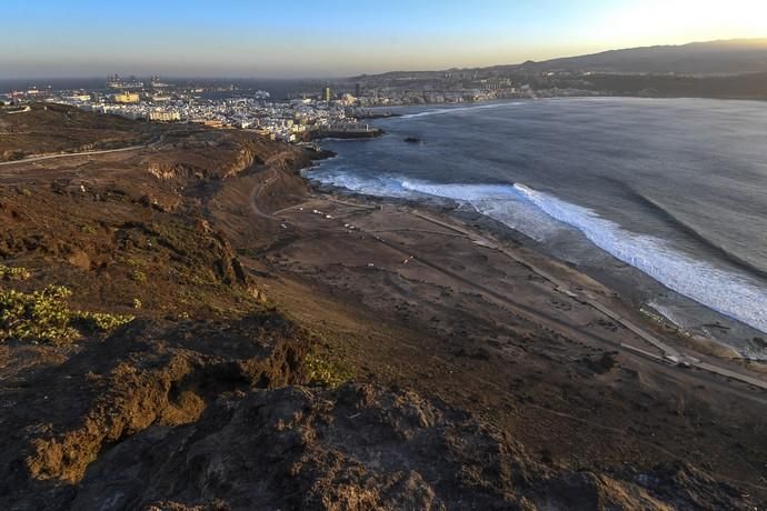 13-01-19 LAS PALMAS DE GRAN CANARIA. EL SEBADAL, PUERTO Y BARRIO DE LAS COLORADAS. LAS PALMAS DE GRAN CANARIA. METEOROLOGIA. Calima desde El Sebadal, el pueto y el Barrio de Las Coloradas.  Fotos: Juan Castro.  | 13/01/2020 | Fotógrafo: Juan Carlos Castro