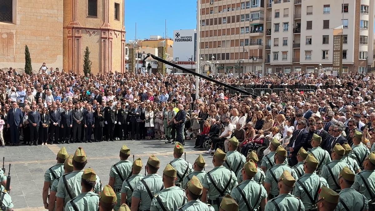 Los legionarios cantan el Himno de la Legión en el traslado del Cristo de la Buena Muerte