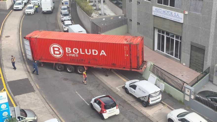 Se suelta un contenedor de varias toneladas y rueda calle abajo en un polígono de Tenerife