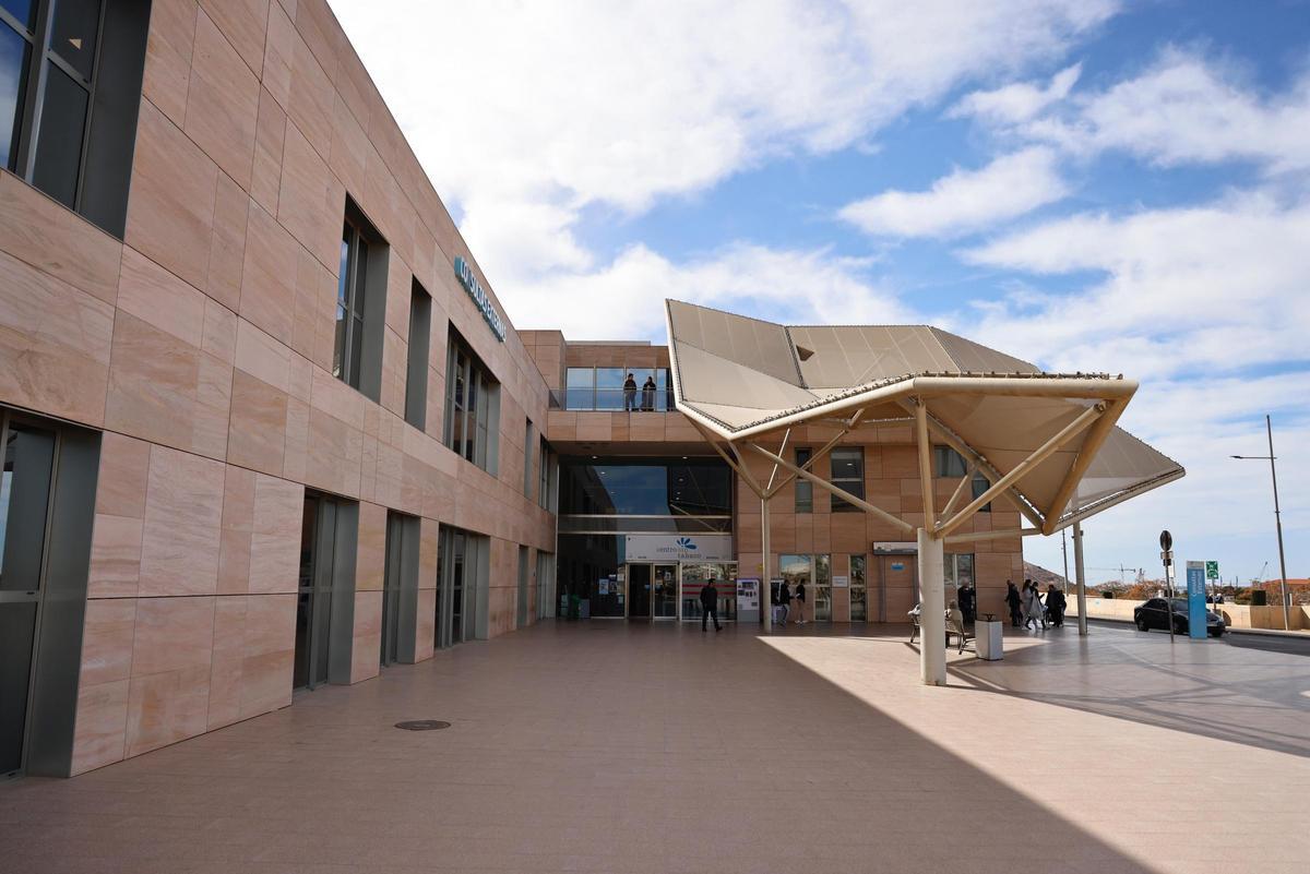 Parte de la fachada del hospital Santa Lucía.