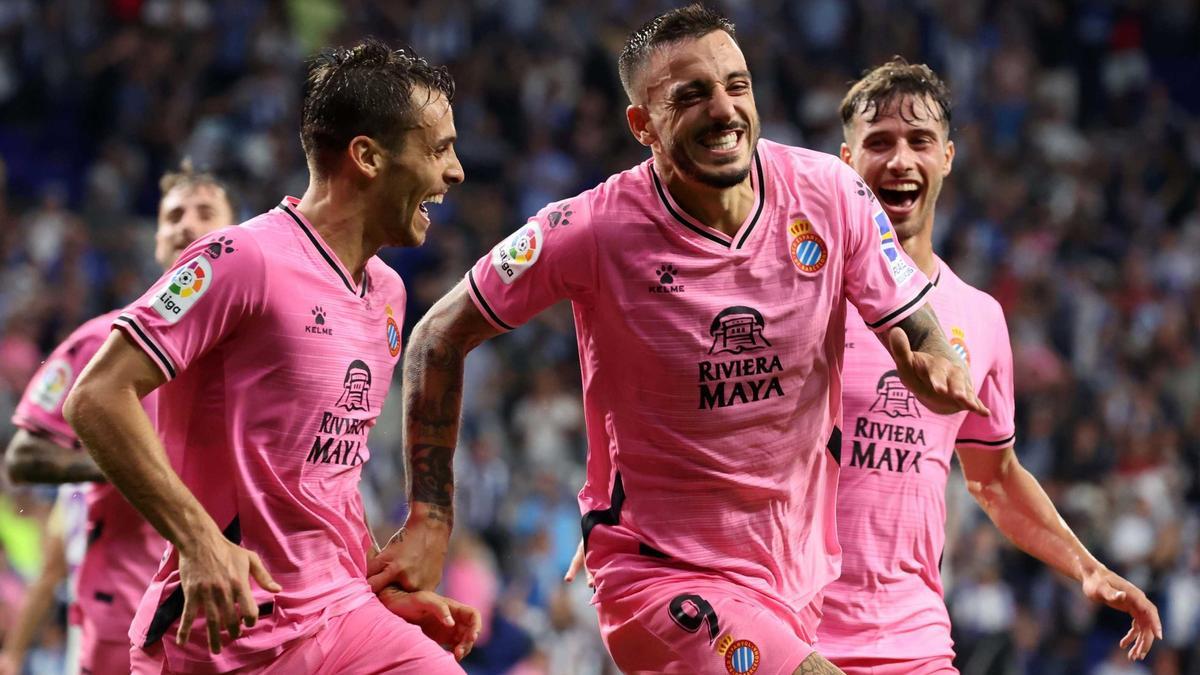 Joselu, eufórico, celebra el gol ante el Valladolid junto a Brian Oliván y Puado.