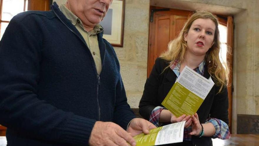 La concelleira Marga Caldas y el acald de Poio Luciano Sobral en la presentación de ayer. // Gustavo Santos