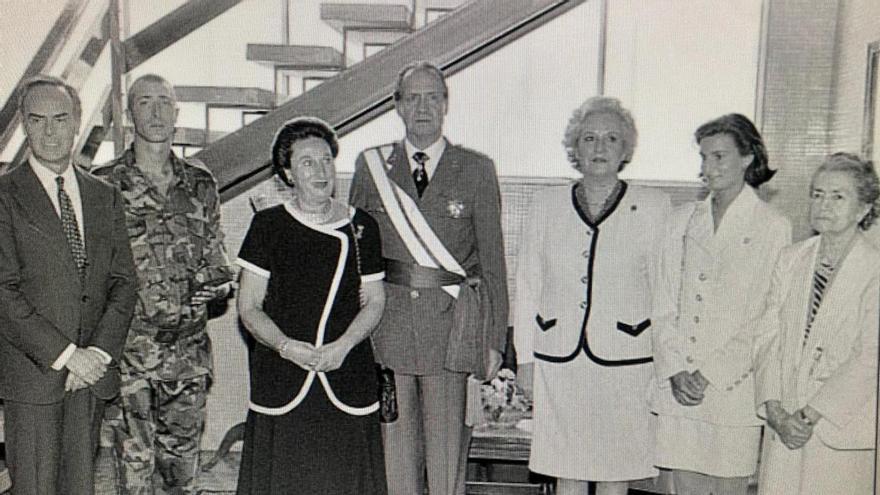 Juan Carlos I pasó revista en Cáceres mientras Pedro Sánchez hacía la instrucción: la jornada de helicópteros, brindis y cámaras que retrató un país en uniforme