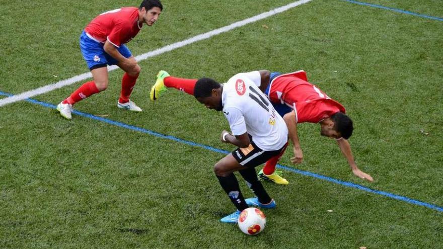 Una acción del duelo del pasado domingo entre Domaio y Ourense. // Gonzalo Núñez