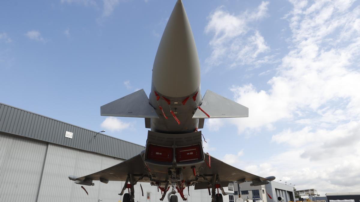 España firma la compra de 20 cazas Eurofighter por 2.043 millones de euros.