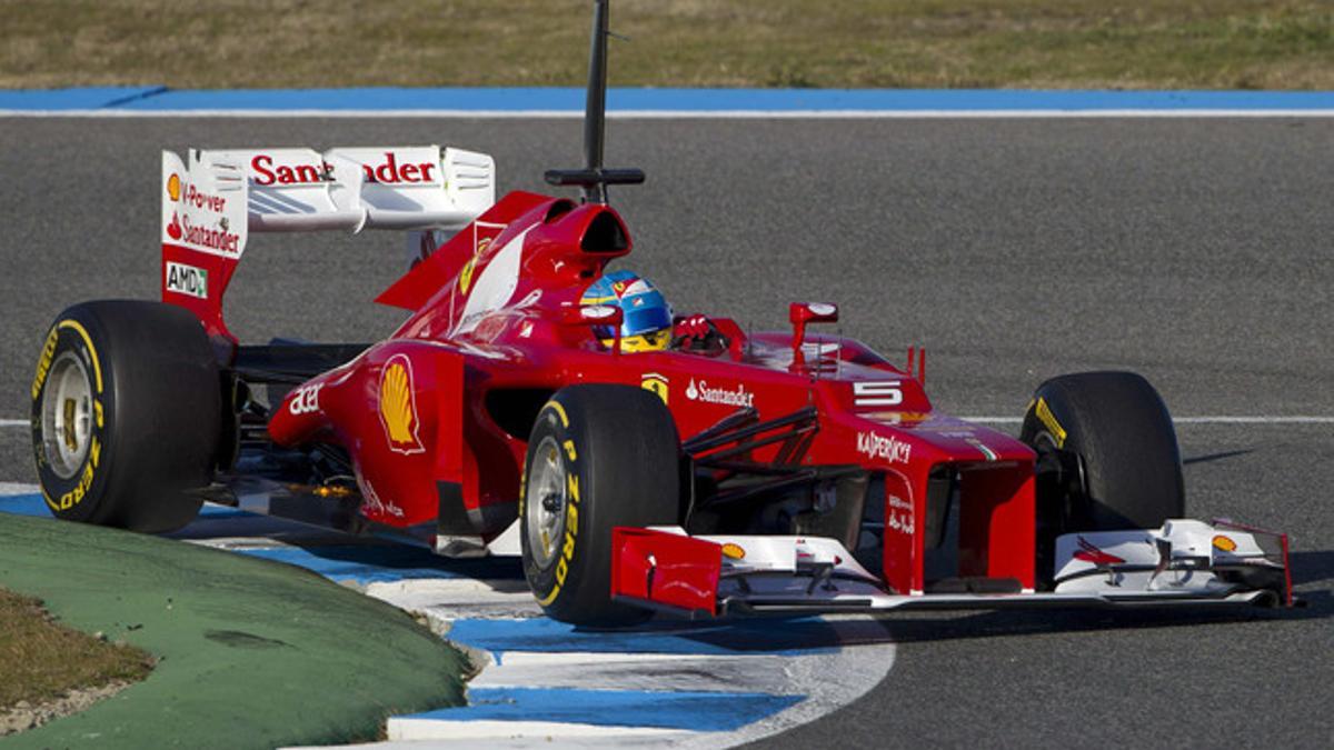 Fernando Alonso rueda con el Ferrari F-2012 en el circuito de Jerez.