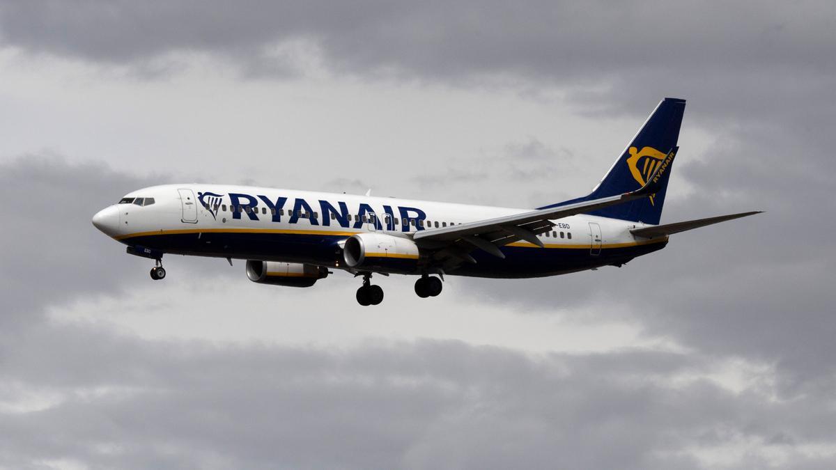 Un avión de Ryanair en pleno vuelo, en una imagen de archivo.