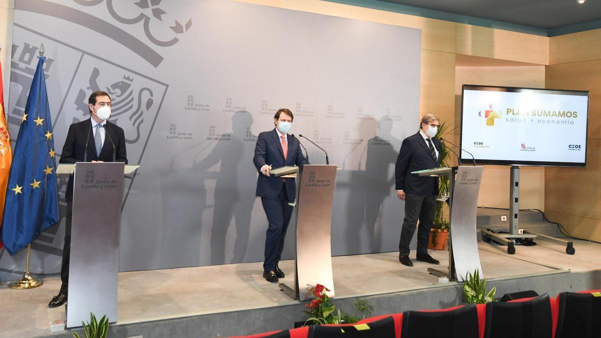 Fernández Mañueco, en el centro, junto al presidente de la CEOE, Garamendi, y el presidente regional de la organización, Aparicio.