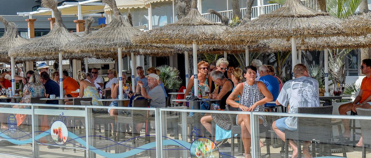 Turistas, en un restaurante del Sur de Gran Canaria.