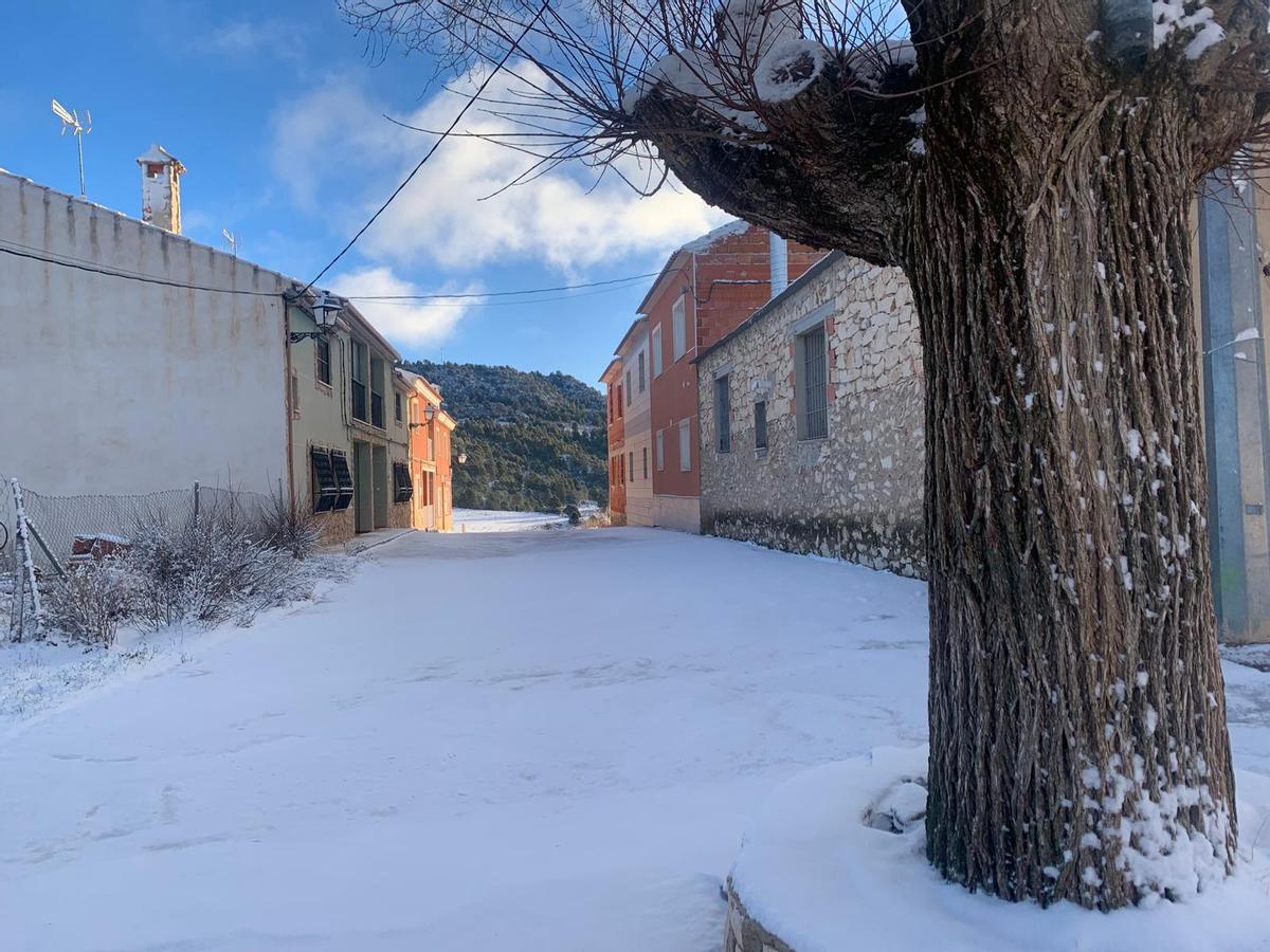 Una calle con abundante nieve en El Calar.