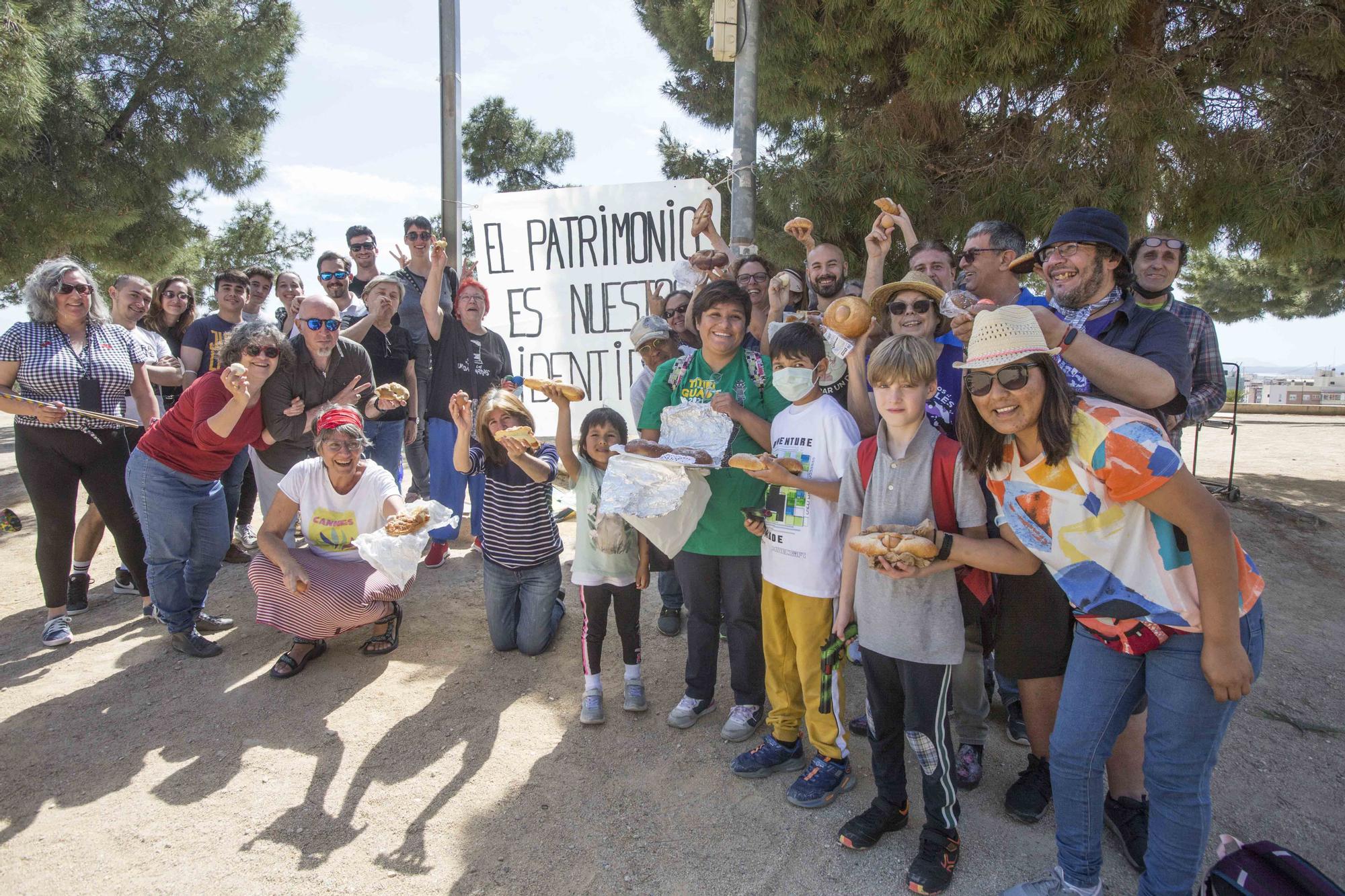 Mona reivindicativa en las faldas del Castillo de Santa Bárbara